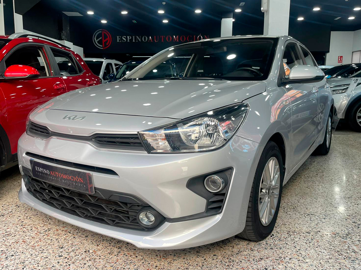 Kia Rio gris plata en exposición en concesionario Espino Automoción