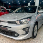 Kia Rio gris plata en exposición en concesionario Espino Automoción
