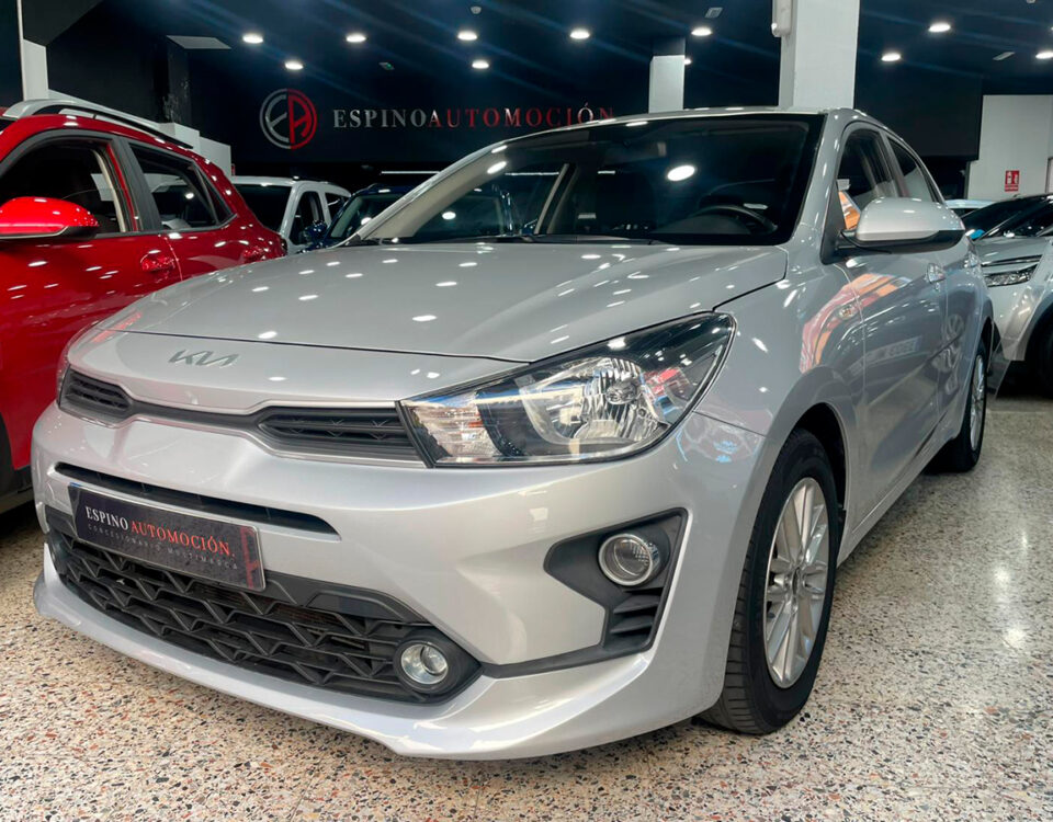 Kia Rio gris plata en exposición en concesionario Espino Automoción
